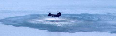 Un CH 47 Chinook in azione durante l'incendio sul lago di Vico