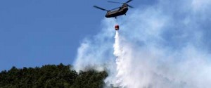 Un  CH-47 Chinook durante l'incendio sul lago di Vico