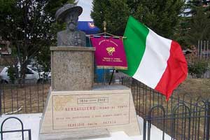 Il monumento dei bersaglieri nel quartiere Carmine/Pianoscarano