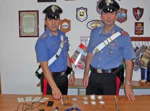 I carabinieri con il materiale sequestrato