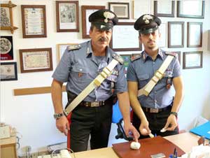 I carabinieri con la droga sequestrata