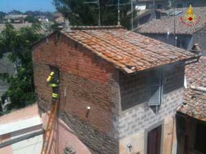 L'intervento dei pompieri in via Sant'Egidio