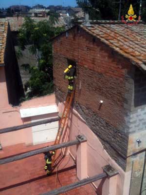 L'intervento dei pompieri in via Sant'Egidio