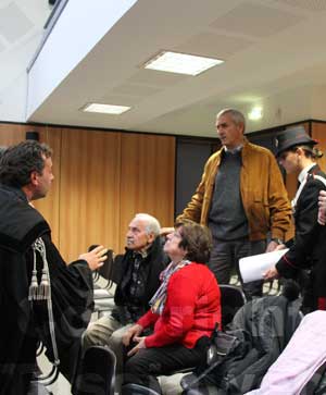 La notifica degli avvisi di garanzia in aula ai coniugi Esposito, durante il processo al loro figlio Paolo La notifica degli avvisi di garanzia in aula ai coniugi Esposito, durante il processo al loro figlio Paolo