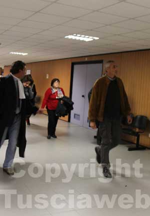 Gli Esposito escono dall'aula per andare in caserma Gli Esposito escono dall'aula per andare in caserma