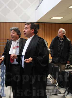 Gli avvocati di Esposito, contrariati, chiedono una sospensione dell'udienza Gli avvocati di Esposito, contrariati, chiedono una sospensione dell'udienza