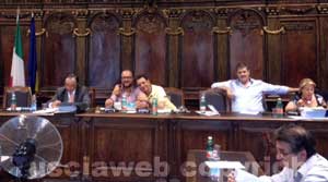 L'abbraccio tra il sindaco Marini e il consigliere Rotelli