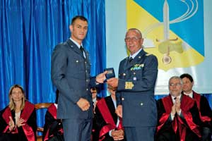 Il capocorso del corso Onùris dona il distintivo del corso al generale Mario Renzo Ottone