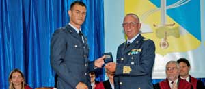 Il capocorso del corso Onùris dona il distintivo del corso al generale Mario Renzo Ottone