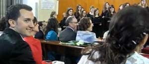 Marcos e Neus mentre ascoltano l'inno della Champions league