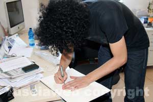 Allevi firma il libro degli ospiti di Tusciaweb