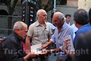 Grasso firma le copie del suo libro dopo l'incontro