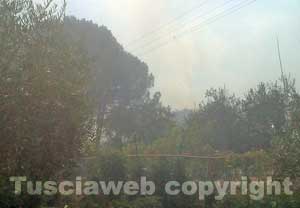 L'incendio e il fumo in località Mazzatosta