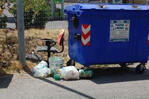 I rifiuti in via del Campo scolastico