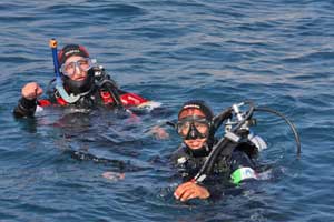 Il sindaco Caci si immerge per l'omaggio floreale alla Madonna