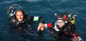 Il sindaco Caci si immerge per l'omaggio floreale alla Madonna