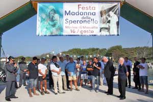 Il sindaco Caci si immerge per l'omaggio floreale alla Madonna