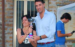 Felice Casini premia un'atleta
