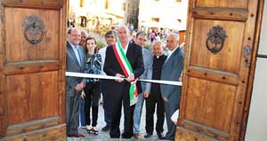Il sindaco Mauro Mazzola taglia il nastro