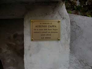 La targa in ricordo di Zappa