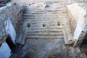 La monumentale gradinata di accesso al tumulo
