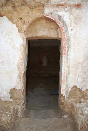La porta di accesso a una camera laterale del tumulo