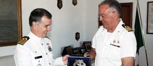 Lo scambio del crest con il comandante della nave di bandiera brasiliana