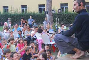 Uno degli spettacoli con i bambini