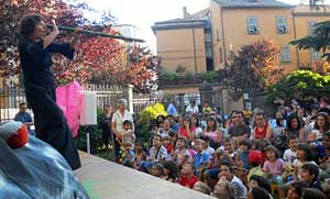 Uno degli spettacoli con i bambini