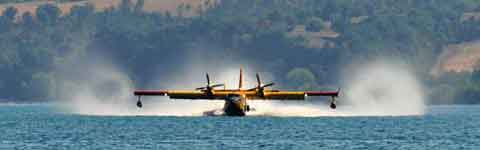 Incendio a Gradoli, il canadair preleva l'acqua per spegnere il rogo (foto di Marco Equitani)