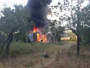 Uno dei casottini in fiamme