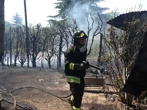 Un vigile del fuoco sul posto