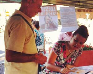 L'assessore Frontini al gazebo