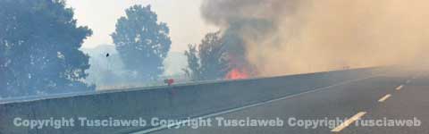 Le fiamme vicinissime alla Superstrada