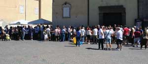 Le persone in fila per i biglietti delle tribune