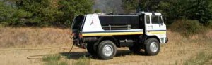 La protezione civile intenta a domare l'incendio