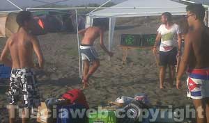 I viterbesi in spiaggia per festeggiare il Ferragosto
