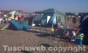 I viterbesi in spiaggia per festeggiare il Ferragosto