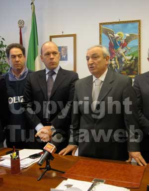 La conferenza stampa della squadra mobile per illustrare i dettagli dell'arresto della donna