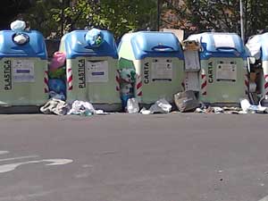 Immondizia accanto ai cassonetti