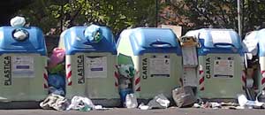 Immondizia accanto ai cassonetti