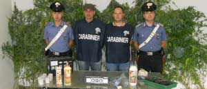 I carabinieri con parte del materiale sequestrato