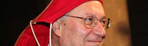 Il vescovo Lino Fumagalli con il ciuffo dei facchini di santa Rosa