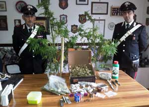 I carabinieri con il materiale sequestrato