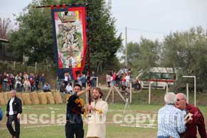 Il cavaliere e l'arciere della contrada Trinità con il palio