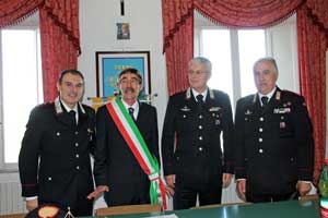 Il sindaco Leandro Peroni con i carabinieri