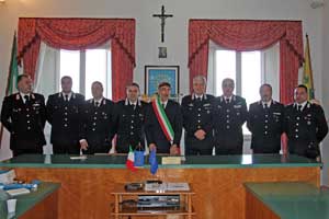 Il sindaco Leandro Peroni con i carabinieri