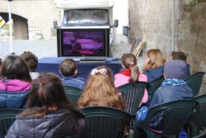 I ragazzi guardano il video