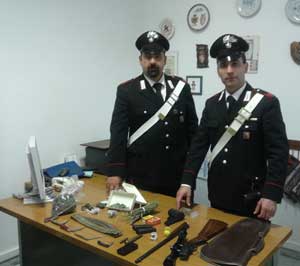 I carabinieri con il materiale sequestrato