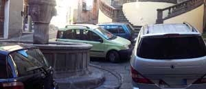 Piazza della Crocetta con le macchine parcheggiate